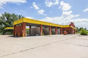 621 W Travis St, La Grange, TX 78945 - Photo 1