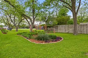 819 Hackberry St, Taylor, TX 76574 - Photo 37