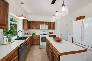 806 Mountain View Dr, Pflugerville, TX 78660 - Photo 5