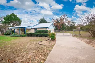 137 Blanket Flower Dr, Bastrop, TX 78602 - Photo 3