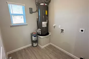 810 E Baxter Street E, Seguin, TX 78155 - Photo 9