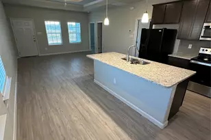 810 E Baxter Street E, Seguin, TX 78155 - Photo 5