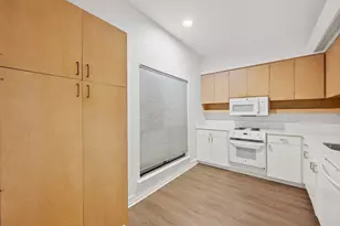 409 E 38th St, Austin, TX 78705 - Photo 11