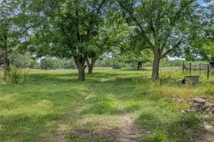 2005 W Grand Ave, Yoakum, TX 77995 - Photo 5