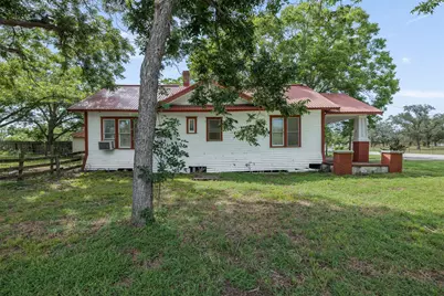 2005 W Grand Avenue, Yoakum, TX 77995 - Photo 3