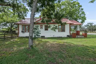 2005 W Grand Ave, Yoakum, TX 77995 - Photo 3