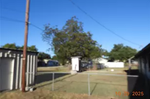 2510 Meadow Ln, Taylor, TX 76574 - Photo 3