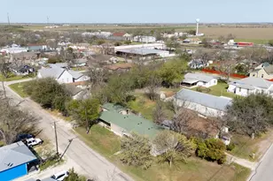 209 E Sheldon Ave, Thrall, TX 76578 - Photo 9