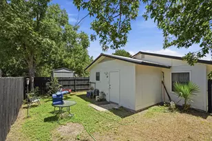 811/ 813 S Commerce St, Lockhart, TX 78644 - Photo 33