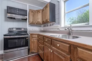 302 N Austin St, Coupland, TX 78615 - Photo 11