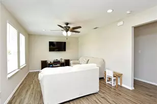 504 W 2nd St, Elgin, TX 78621 - Photo 13