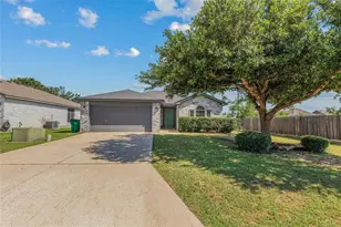 1910 Oaklawn Dr, Taylor, TX 76574 - Photo 1