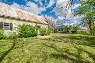 701 NE 1st St, Smithville, TX 78957 - Photo 21