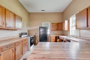 701 NE 1st St, Smithville, TX 78957 - Photo 9