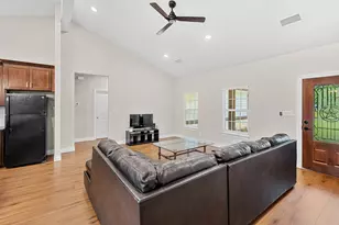 104 Bill St, Elgin, TX 78621 - Photo 5