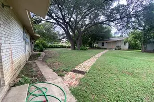 605 E Kerr Street E, Burnet, TX 78611 - Photo 7
