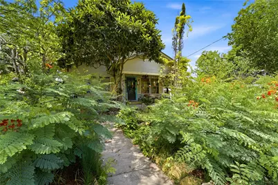242 S Sycamore Avenue, New Braunfels, TX 78130 - Photo 3