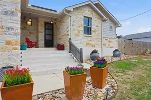 511 Taylor Dr, Horseshoe Bay, TX 78657 - Photo 3