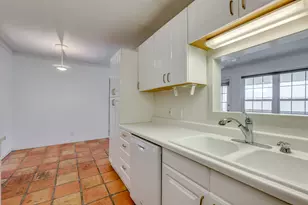 910 Duncan Ln, Austin, TX 78705 - Photo 9