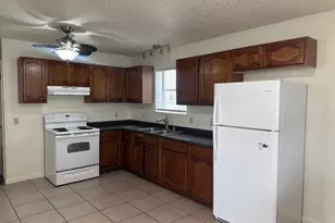 413 Magnolia St, Bastrop, TX 78602 - Photo 5