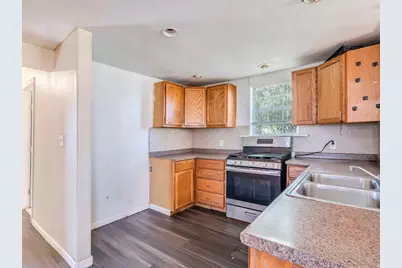 721 E Pine Street, Seguin, TX 78155 - Photo 11