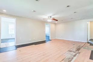 721 E Pine St, Seguin, TX 78155 - Photo 7