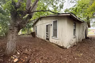 918 S Brazos St, Lockhart, TX 78644 - Photo 11