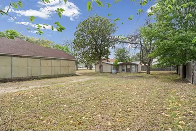 1207 NE Loop 230, Smithville, TX 78957 - Photo 11