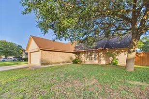1125 Iris Crescent Dr, Floresville, TX 78114 - Photo 3
