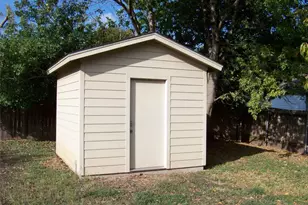 1400 T H Johnson Dr, Taylor, TX 76574 - Photo 17