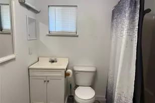 909 E Market St, Lockhart, TX 78644 - Photo 11