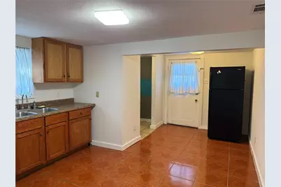 909 E Market Street, Lockhart, TX 78644 - Photo 5