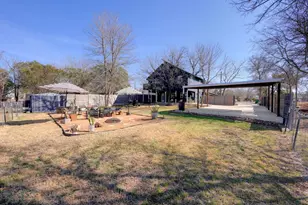 739 Pear St, Lockhart, TX 78644 - Photo 27