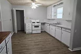 411 W 5th St, Taylor, TX 76574 - Photo 3