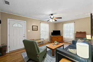 839 W 6th St, Taylor, TX 76574 - Photo 5