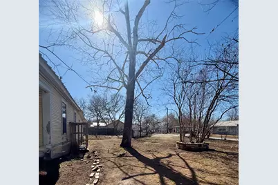 900 E Live Oak Street, Lockhart, TX 78644 - Photo 3