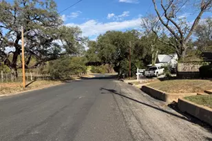 207 S Creek St, Fredericksburg, TX 78624 - Photo 3