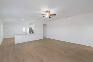 129 Paria Ct, Jarrell, TX 76537 - Photo 3