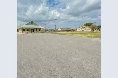 191 Town Center Boulevard, Jarrell, TX 76537 - Photo 5