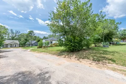 112 Field Street, Luling, TX 78648 - Photo 13