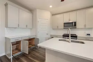 130 Greenspire Ln, Hutto, TX 78634 - Photo 9