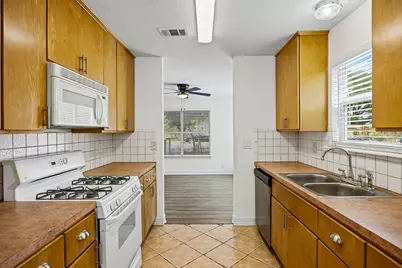 300 Blackson Avenue, Austin, TX 78752 - Photo 9