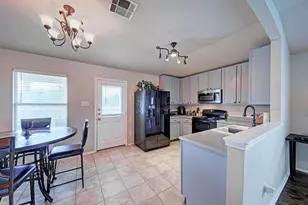 305 Creek Ledge Dr, Hutto, TX 78634 - Photo 11