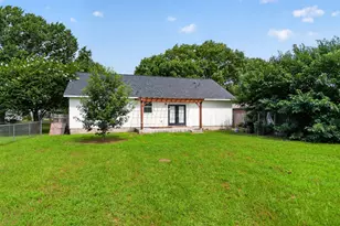 403 Lynch St, Smithville, TX 78957 - Photo 25