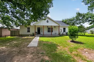 403 Lynch St, Smithville, TX 78957 - Photo 3