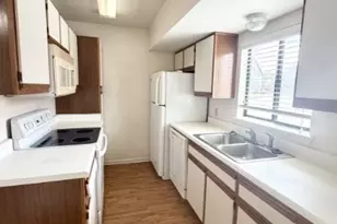 728 W San Antonio St, Lockhart, TX 78644 - Photo 7