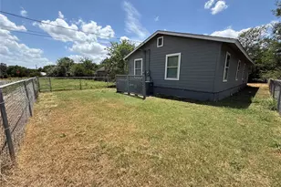1009 Alex St, Lockhart, TX 78644 - Photo 9