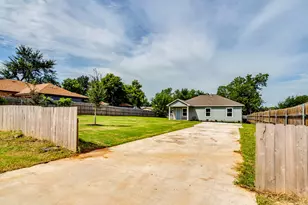 411 S Ave B, Elgin, TX 78621 - Photo 21