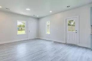 411 S Ave B, Elgin, TX 78621 - Photo 7