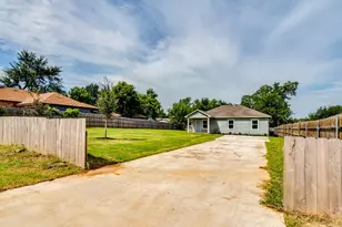 411 S Ave B, Elgin, TX 78621 - Photo 21
